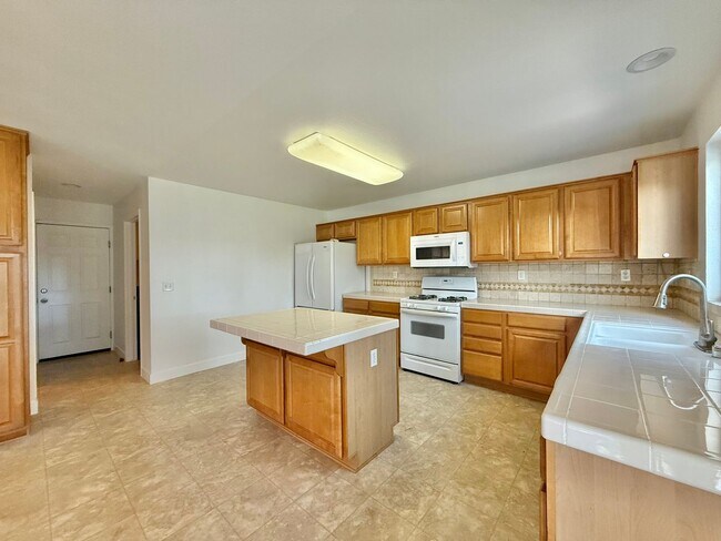 Foto del edificio - 4 Bedroom Home in Hollister