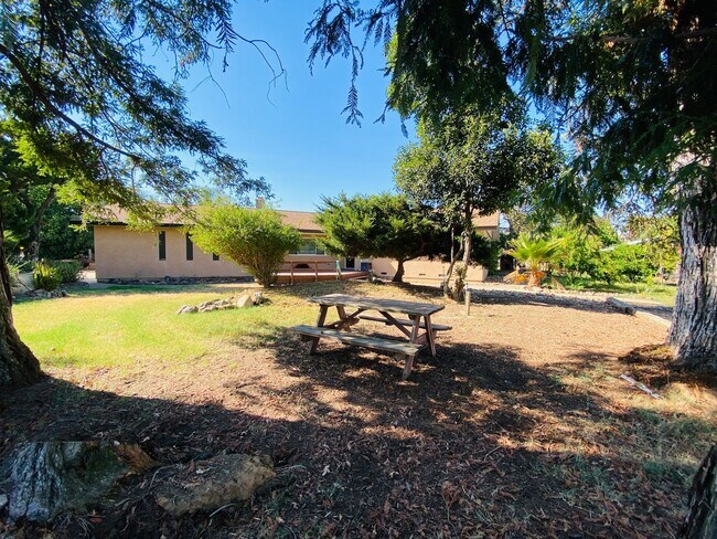 Foto del edificio - 11815 Borden Rd
