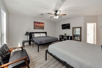 Building Photo - 10815 Oak Bayou Ln