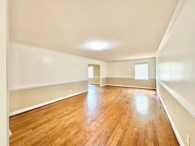 Foto del edificio - Spacious 3 Bedroom with Backyard Pool
