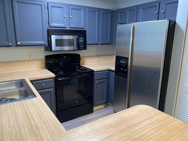 Building Photo - * MOVE IN SPECIAL * 1/2 OFF 2ND MONTH'S RENT!! Spacious 1,226 SF Unit - 2 bd / 2 ba near UF - Bra...