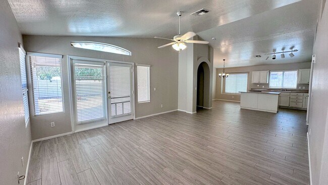 Building Photo - Newly updated Peoria home