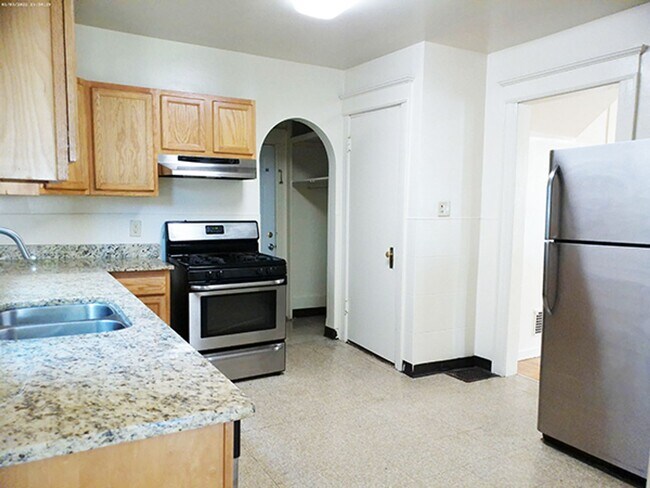 Building Photo - Available 8/1/25- Spacious and Open Two St...