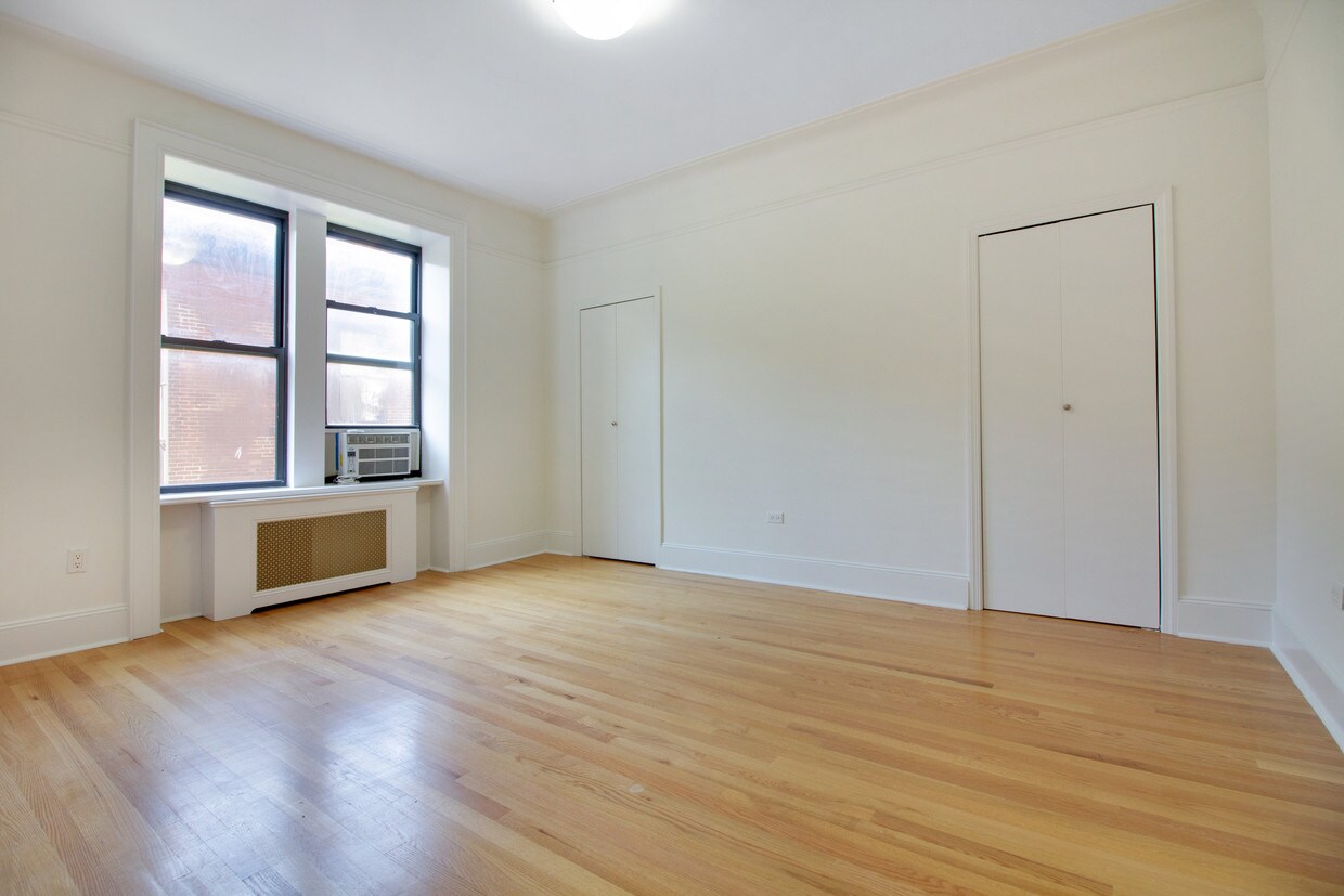 Primary Photo - 68 Montague St