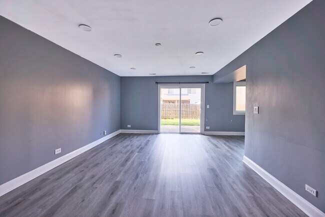 Foto del edificio - 3724 Merrimac Ln E