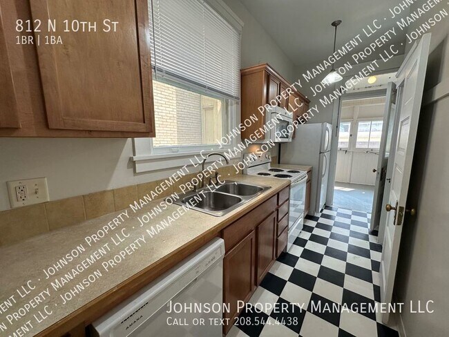 Building Photo - Vintage Apartments in Historic Downtown Bo...
