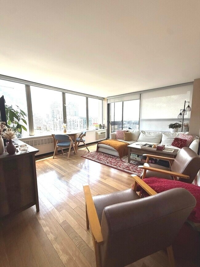 Foto del edificio - 1355 N Sandburg Terrace
