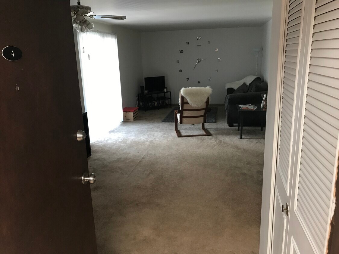 ENTRY TO UNIT 12'X25' LIVING ROOM - 158 Virginia Ave