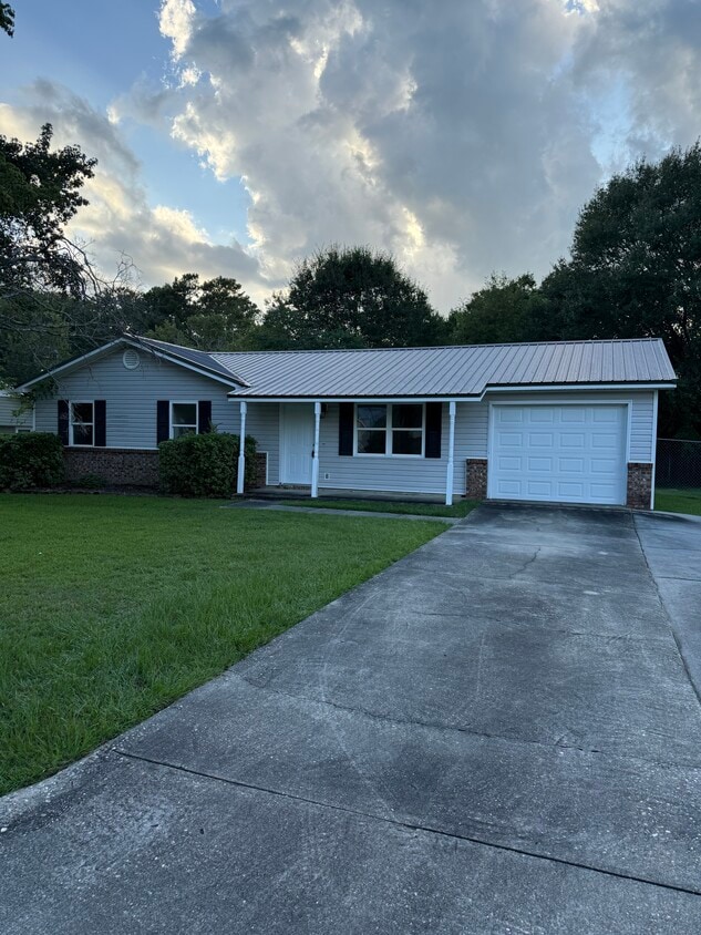 Building Photo - 2413 Creekwood Dr