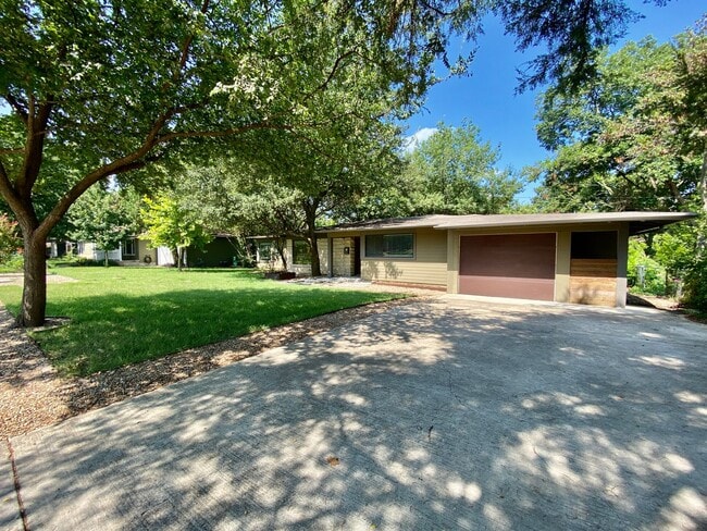 Building Photo - Charming 4 Bedrooms, 3 Bathrooms Home in Allandale!!!!