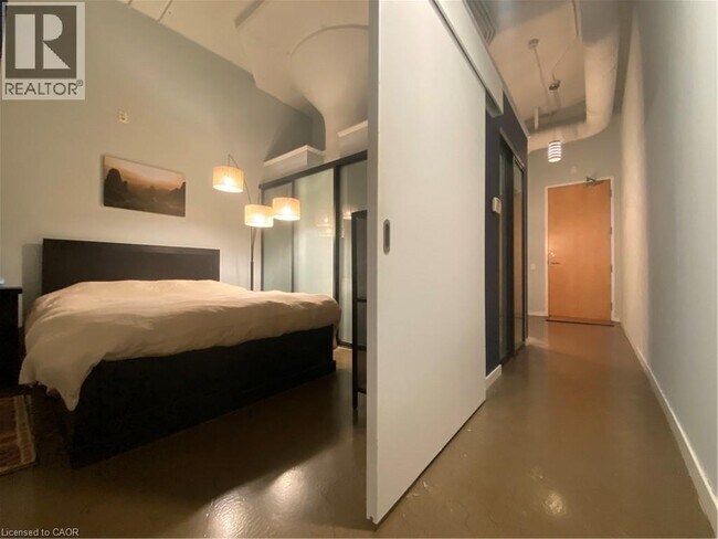 Photo du bâtiment - 404 King St W