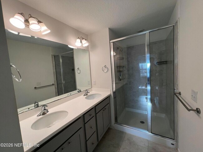 Foto del edificio - 34 Ridge Lake Rd