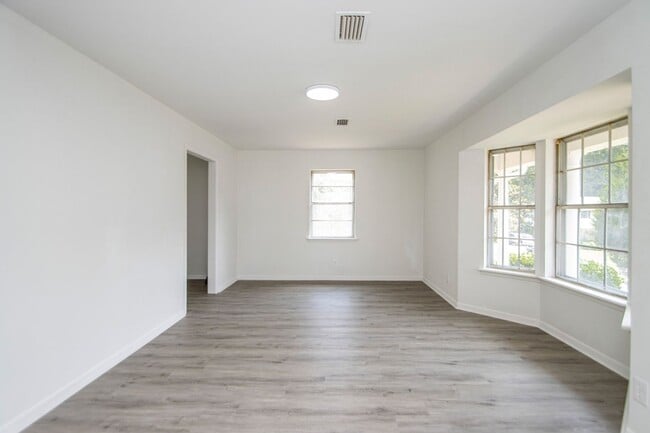 Building Photo - Welcome to a beautifully maintained 4-bedroom, 2-bathroom home located in the highly sought-after...