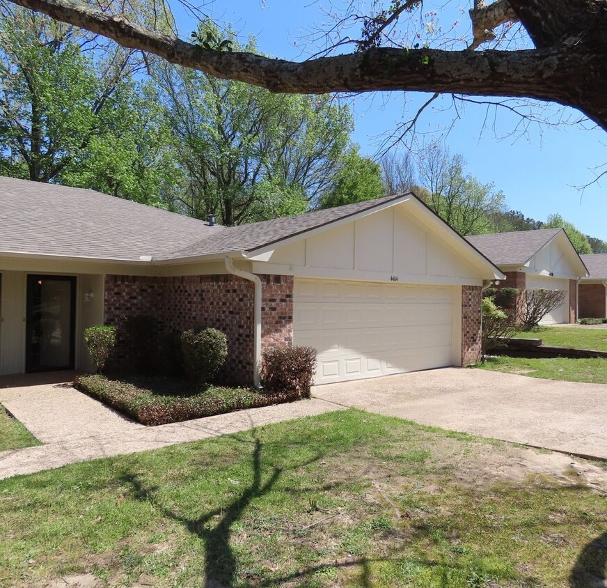 Primary Photo - South Tyler! Spacious 3 Bedroom Duplex w/G...