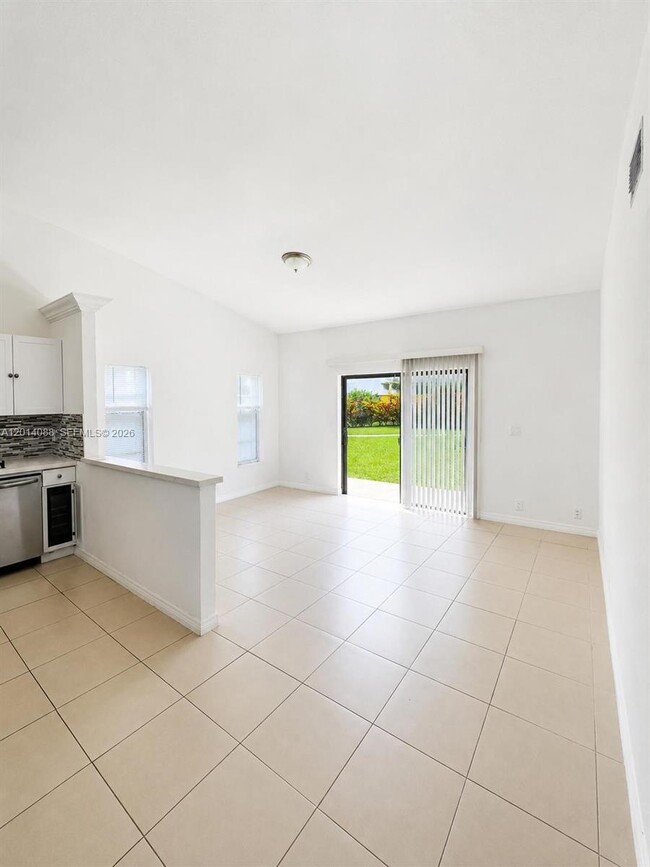 Building Photo - 10559 La Placida Dr