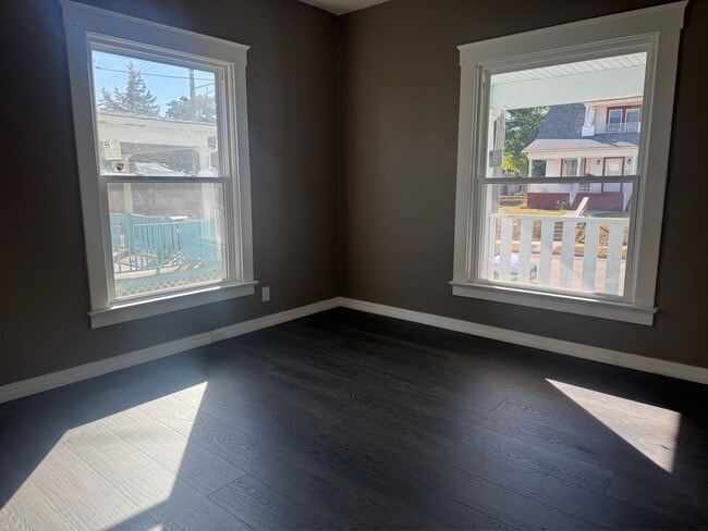 Building Photo - 303 Forest Ave