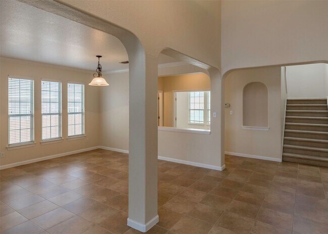 Building Photo - Beautiful 4/2.5 home with private heated pool