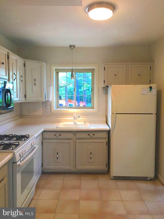 Building Photo - 5358 Pooks Hill Rd