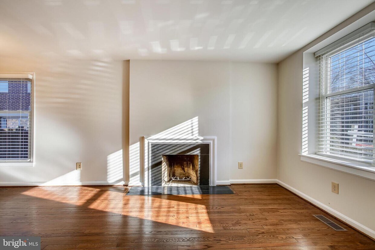 Primary Photo - 530 N West St