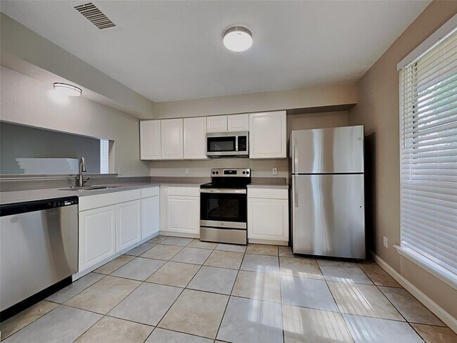 Foto del edificio - 15830 Willmore Ln