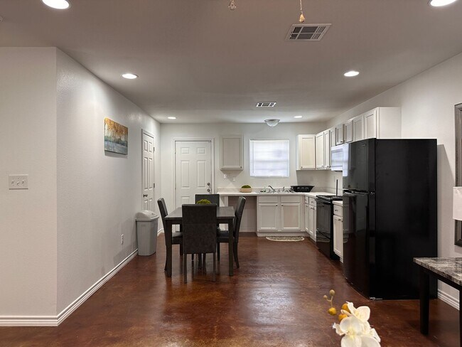 Building Photo - Beautiful and Spacious 2/2 North LC