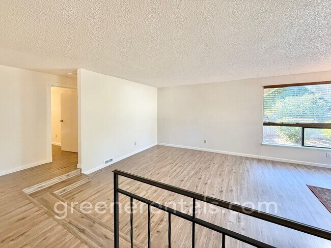 Foto del edificio - Cozy Meets Convenient in This Lacey Charme...