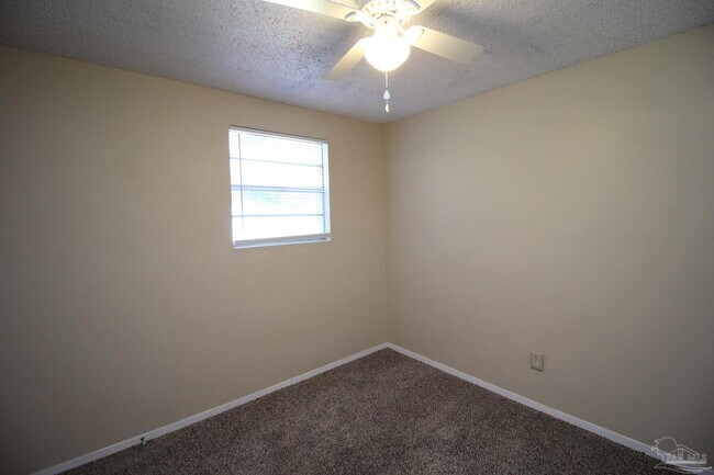 Building Photo - 5 Edgewood Cir
