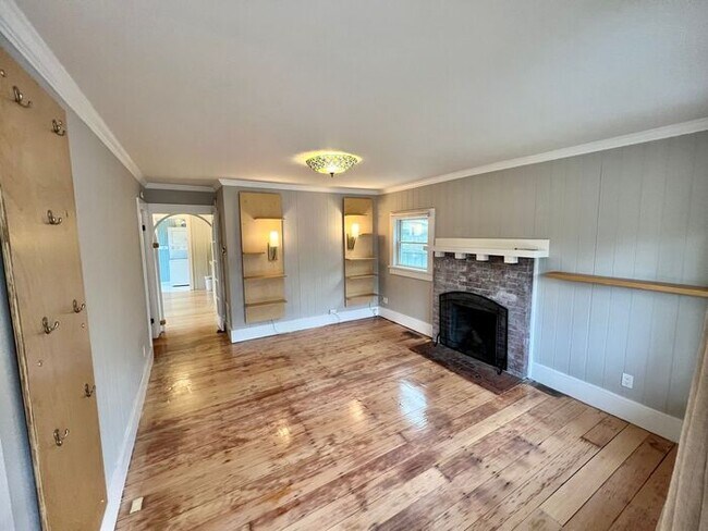 Building Photo - Quaint Pacific Grove Single Family Home - ...