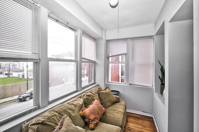 Building Photo - 3021 W Diversey Ave