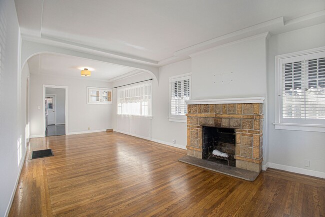 Building Photo - 1118 High Street - 2 bedroom | 1.5 bath | ...