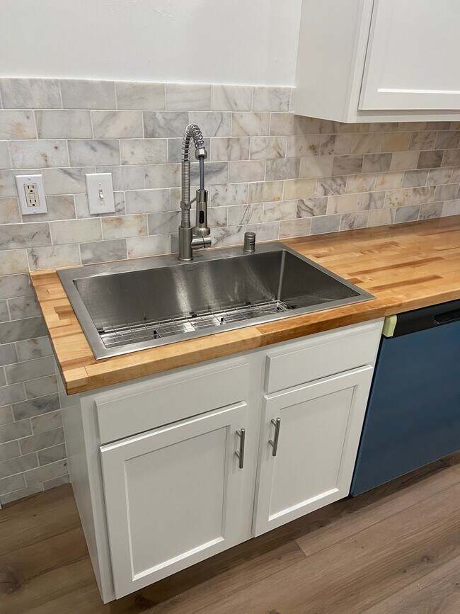 Foto del edificio - 217 W 10th St