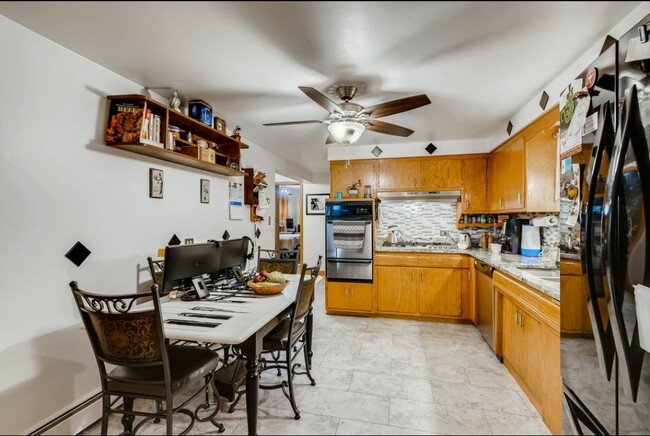Full size kitchen - 3809 Scoville Ave