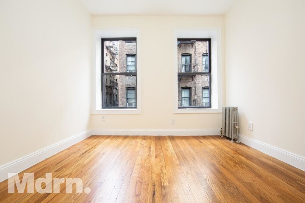 Foto principal - 229 E 12th St