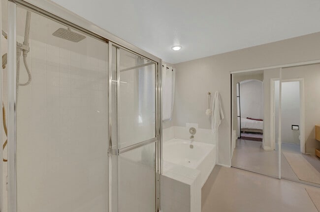 Foto del edificio - 2136 Birch Gray Dr