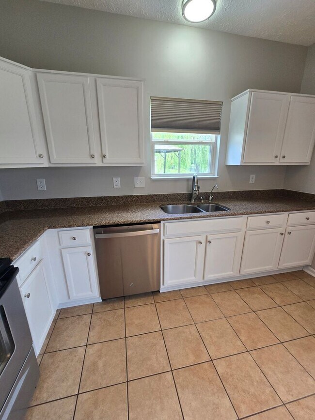 Foto del edificio - Nice Three Bedroom Home in Franklin, IN