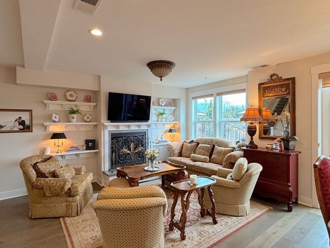 Building Photo - Charming 3-Bed, 2.5-Bath Townhouse in Apto...