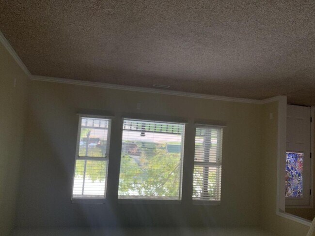 Building Photo - 422 540
