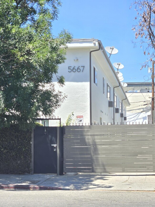 Foto del edificio - 5667 Fountain Ave