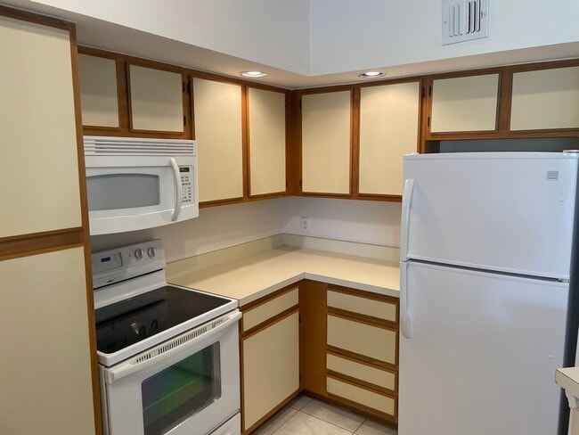 Foto del edificio - 3330 Pinewalk Dr N