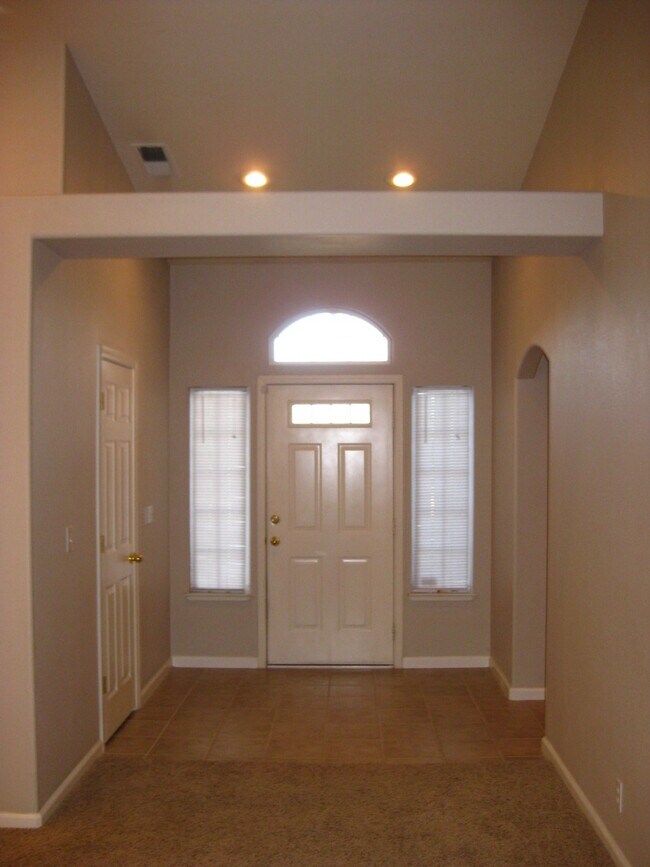 Foto del edificio - Spacious 4 Bedroom Home Across from Verben...