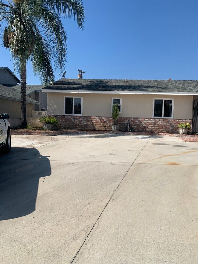 Building Photo - Spacious Property