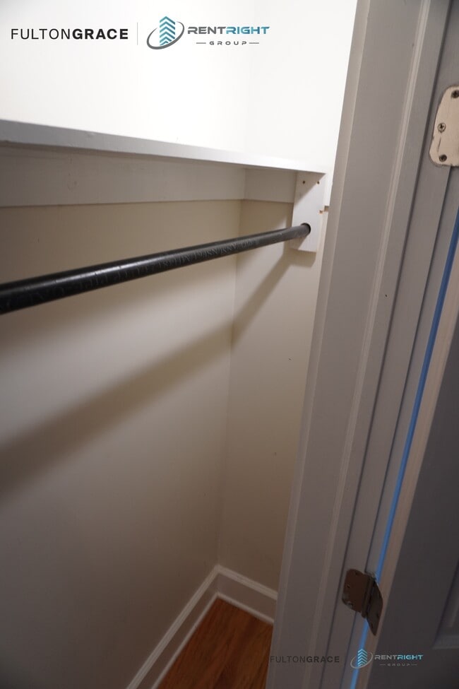 Building Photo - 1712 W Albion Ave