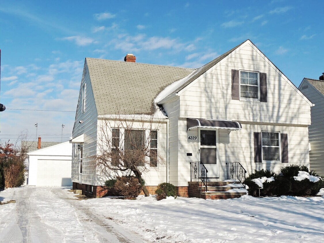 Foto principal - Newly Renovated 4 Bed / 2.5 Bath Bungalow ...