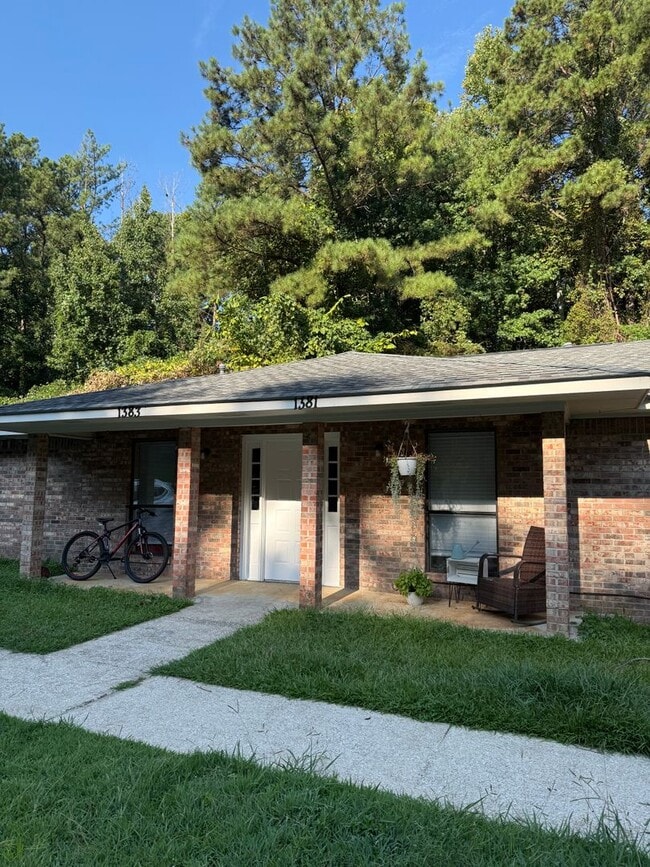 Building Photo - 1381 Hampton Dr