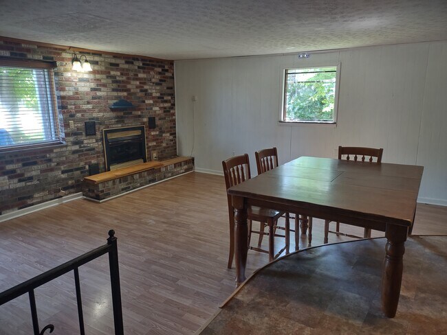 Building Photo - 824 Alma Ln