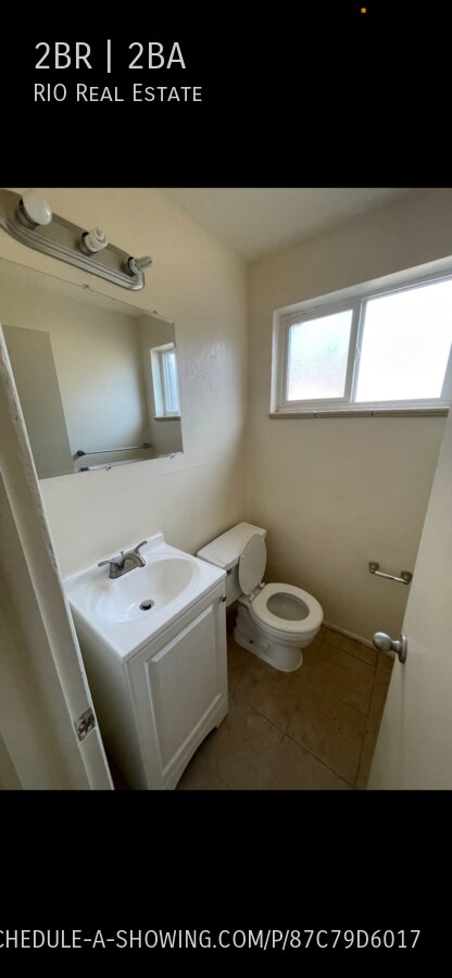 Building Photo - 2 Bedroom Townhome close to Sloan's Lake