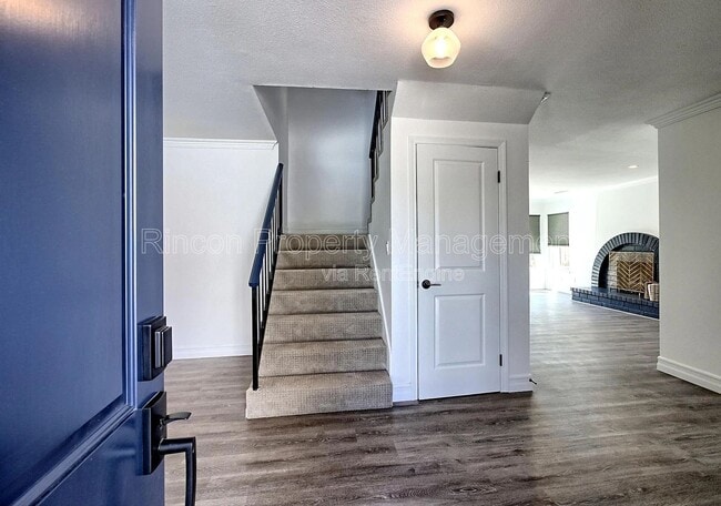 Building Photo - 2585 Warbler Ave