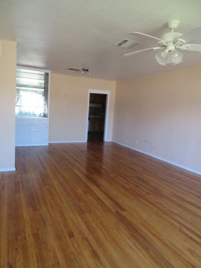 Foto del edificio - 4 Bedrooms, 1.5 bath Home For Rent with Al...