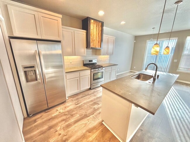 Building Photo - Newer 3 bedroom 2.5 bathroom Bedroom town home -Prairie High School