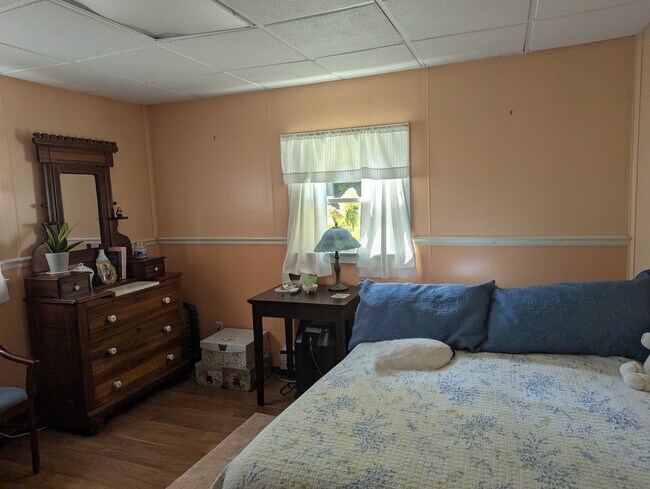 Dormitorio - 309 W Main St